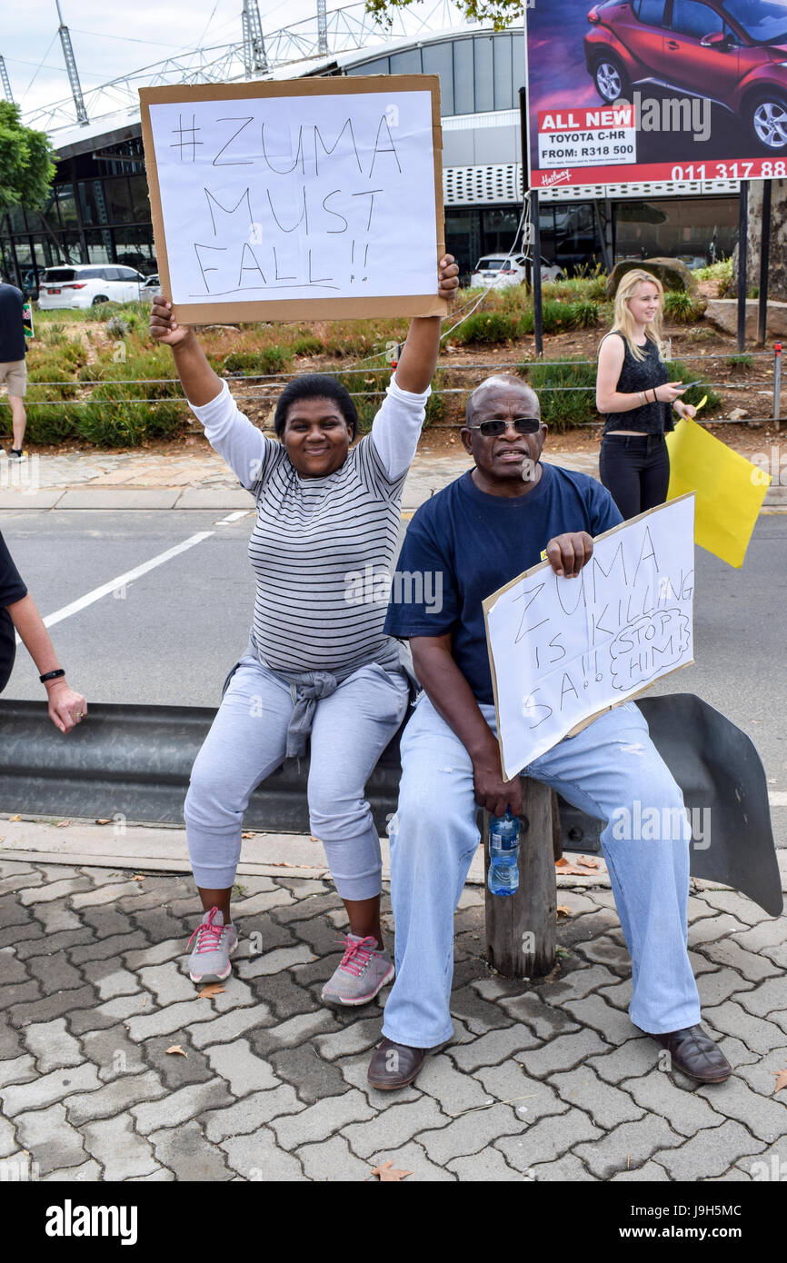 JOHANNESBURG, Südafrika - 7. April 2017: südafrikanische Bürger protestieren die Präsidentschaft des südafrikanischen Präsidenten Jacob Zuma Stockfoto