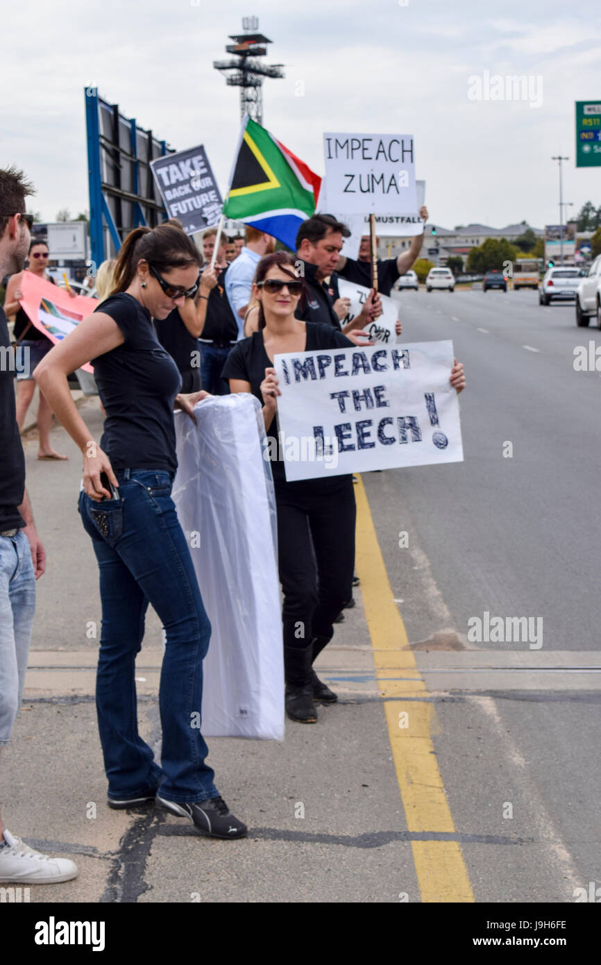 JOHANNESBURG, Südafrika - 7. April 2017: südafrikanische Bürger protestieren die Präsidentschaft des südafrikanischen Präsidenten Jacob Zuma Stockfoto