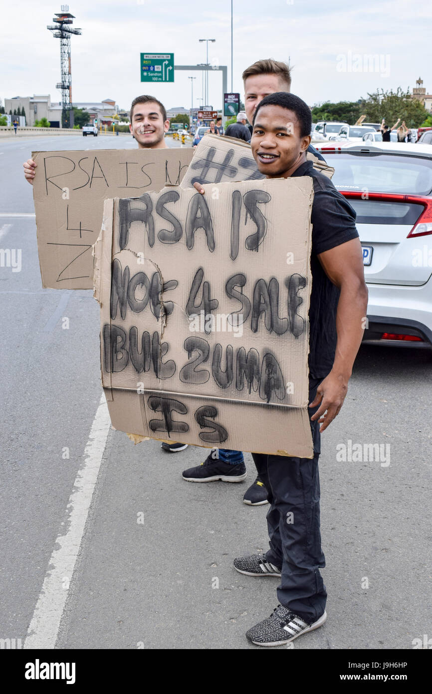 JOHANNESBURG, Südafrika - 7. April 2017: südafrikanische Bürger protestieren die Präsidentschaft des südafrikanischen Präsidenten Jacob Zuma Stockfoto