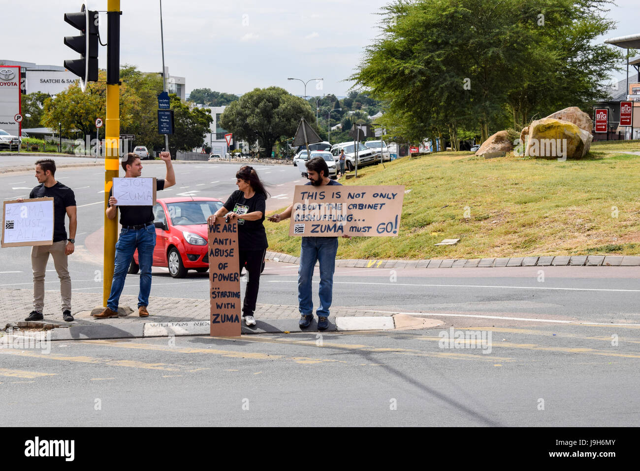 JOHANNESBURG, Südafrika - 7. April 2017: südafrikanische Bürger protestieren die Präsidentschaft des südafrikanischen Präsidenten Jacob Zuma Stockfoto