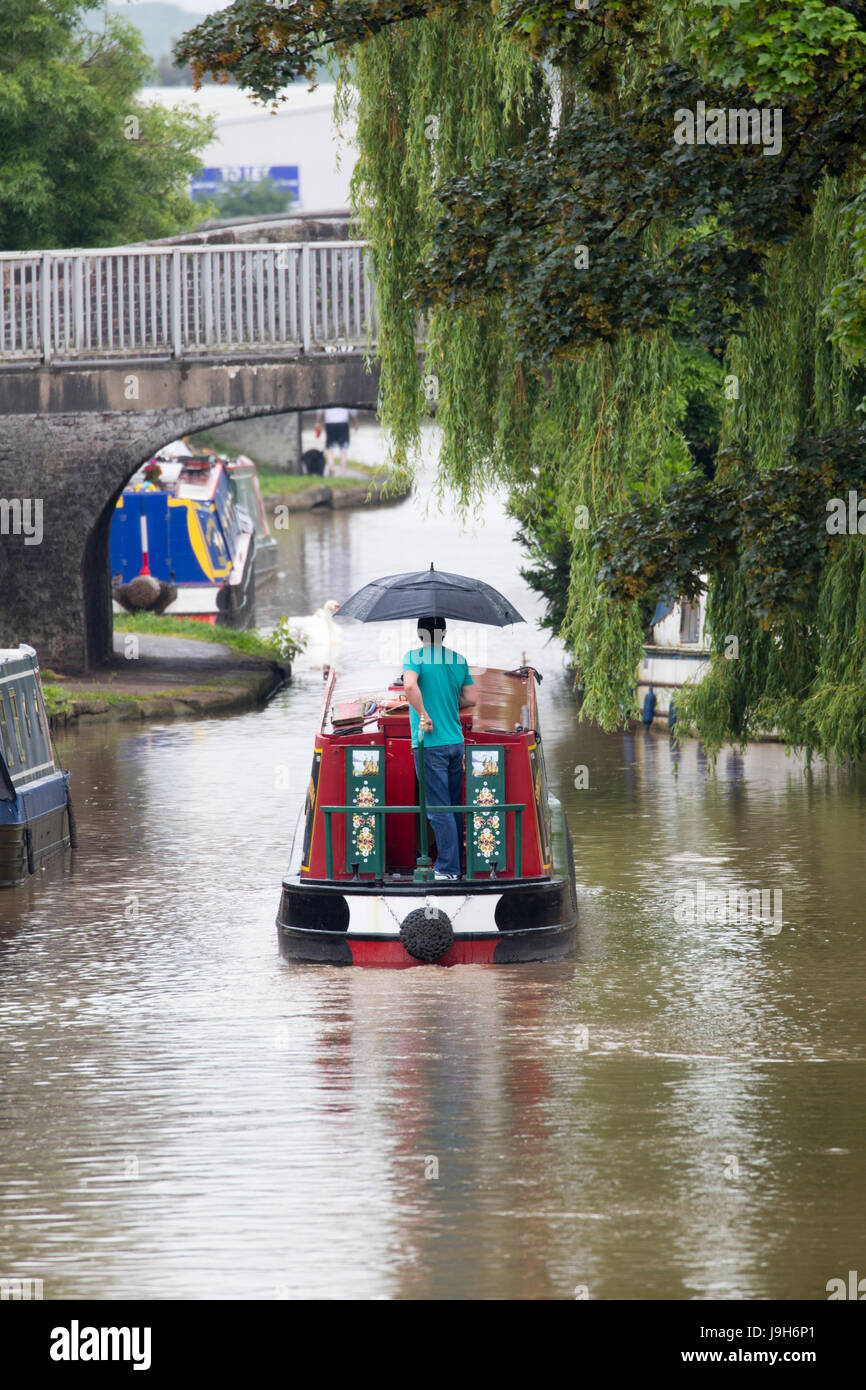 Nasses Wetter für britische Kanal Boote entlang der Shropshire Union Canal in der Nähe von Northwich, Cheshire, Großbritannien reisen Stockfoto