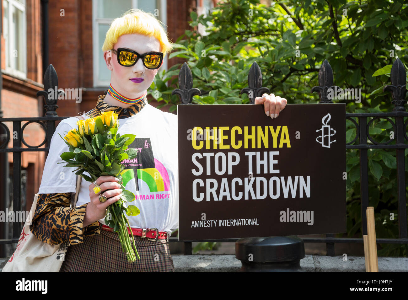 London, UK. 2. Juni 2017. Amnesty International Actvists inszenieren "Wir existieren" Protest vor der russischen Botschaft in London über die LGBTI-Razzien in Tschetschenien. Im April berichtet glaubwürdige Quellen in Russland, dass über 100 Männer, schwul zu sein gedacht hatte entführt, gefoltert oder sogar werden, in der südlichen russischen Republik Tschetschenien was schien getötet, eine koordinierte Säuberung werden. Bildnachweis: Lebendige Bilder/Alamy Live-Nachrichten Stockfoto