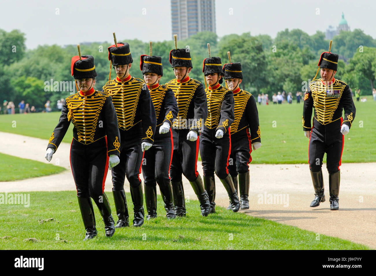 London, UK.  2. Juni 2017.  Mitglieder des Königs Troop Royal Horse Artillery fahren nach Teilnahme an einer 41 Salutschüsse im Hyde Park zum Jahrestag der Krönung von HM The Queen.  Am 2. Juni 1953 in der Westminster Abbey gekrönt, ist dies das 65. Jahr der Herrschaft der Königin als der am längsten regierende britische Monarch. Bildnachweis: Stephen Chung / Alamy Live News Stockfoto