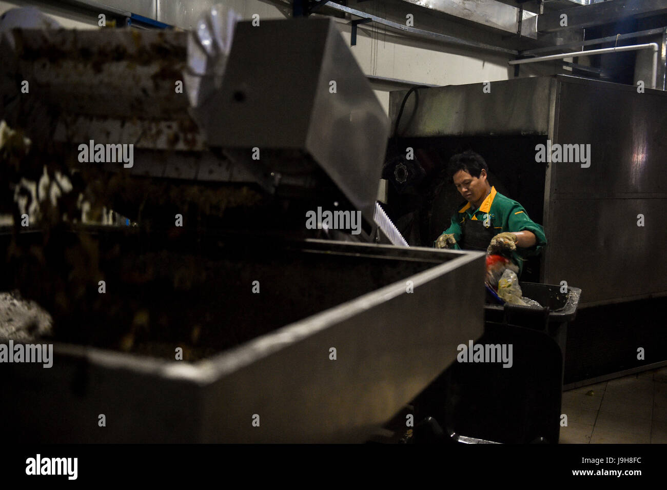 (170602)--SHENZHEN, 2. Juni 2017 (Xinhua)--ein Mitarbeiter Arbeitnehmer verfügt über Küchenabfälle in Yantian Bezirk von Shenzhen, Guangdong Provinz Süd-China, 25. April 2017. (Xinhua/Mao Siqian) (Mcg) Stockfoto