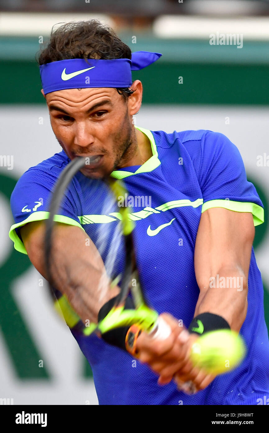 Paris. 2. Juni 2017. Rafael Nadal aus Spanien wieder den Ball in Nikoloz Basilashvili Georgiens in den Männern Singles 3. Vorrundenspiel bei der French Open Tennis Turnier 2017 in Paris, Frankreich am 2. Juni 2017. Bildnachweis: Chen Yichen/Xinhua/Alamy Live-Nachrichten Stockfoto