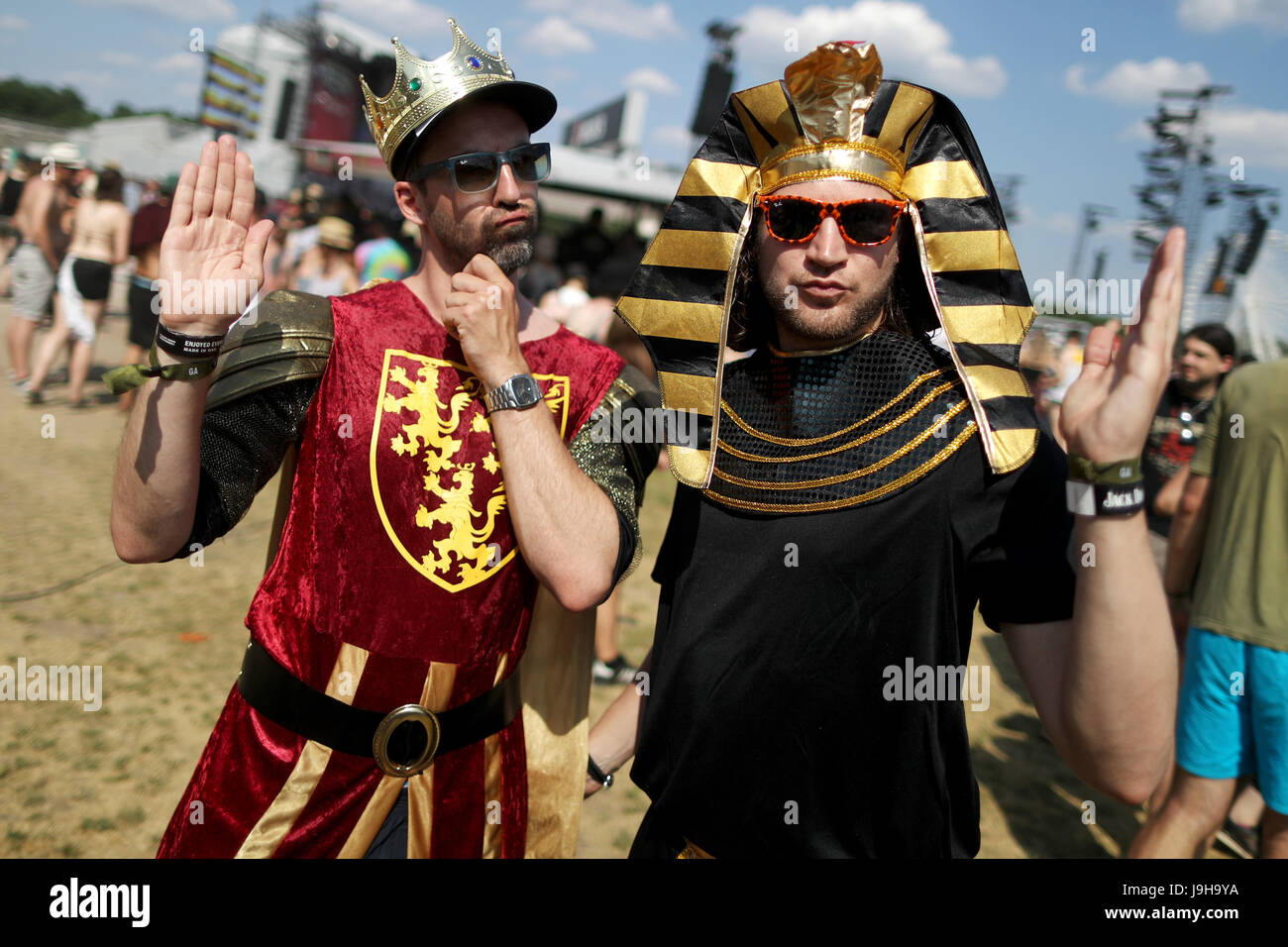 Nürnberg, Deutschland. 2. Juni 2017. Zwei Festival-Besucher in Tracht, fotografiert bei Rock Im Park-Musik-Festival in Nürnberg, 2. Juni 2017. Das Festival dauert bis zum 4 Juni. Foto: Daniel Karmann/Dpa/Alamy Live News Stockfoto