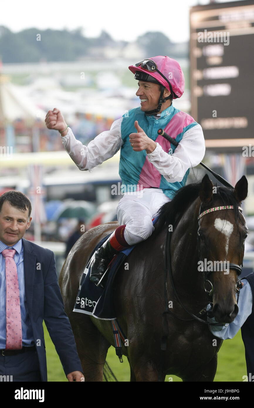 Epsom, Surrey, UK 2. Juni 2017 Franki Dettori gewinnt The Oaks auf aktivieren, trainiert von John Gosden in Epsom Downs Credit: Motofoto/Alamy Live News Stockfoto