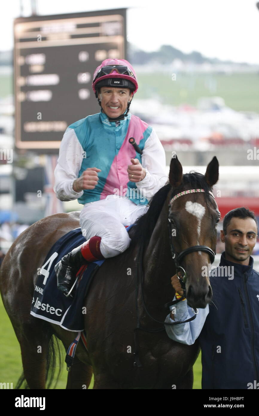 Epsom, Surrey, UK 2. Juni 2017 Franki Dettori gewinnt The Oaks auf aktivieren, trainiert von John Gosden in Epsom Downs Credit: Motofoto/Alamy Live News Stockfoto