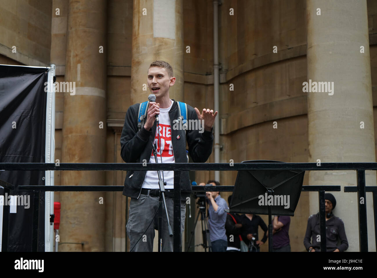 London, UK. 2. Juni 2017. Anti-Theresa kann außerhalb der BBC "Ich bin eine Bedrohung" no1 Song demo-Dummschwätzer. Bildnachweis: Siehe Li/Alamy Live News Stockfoto