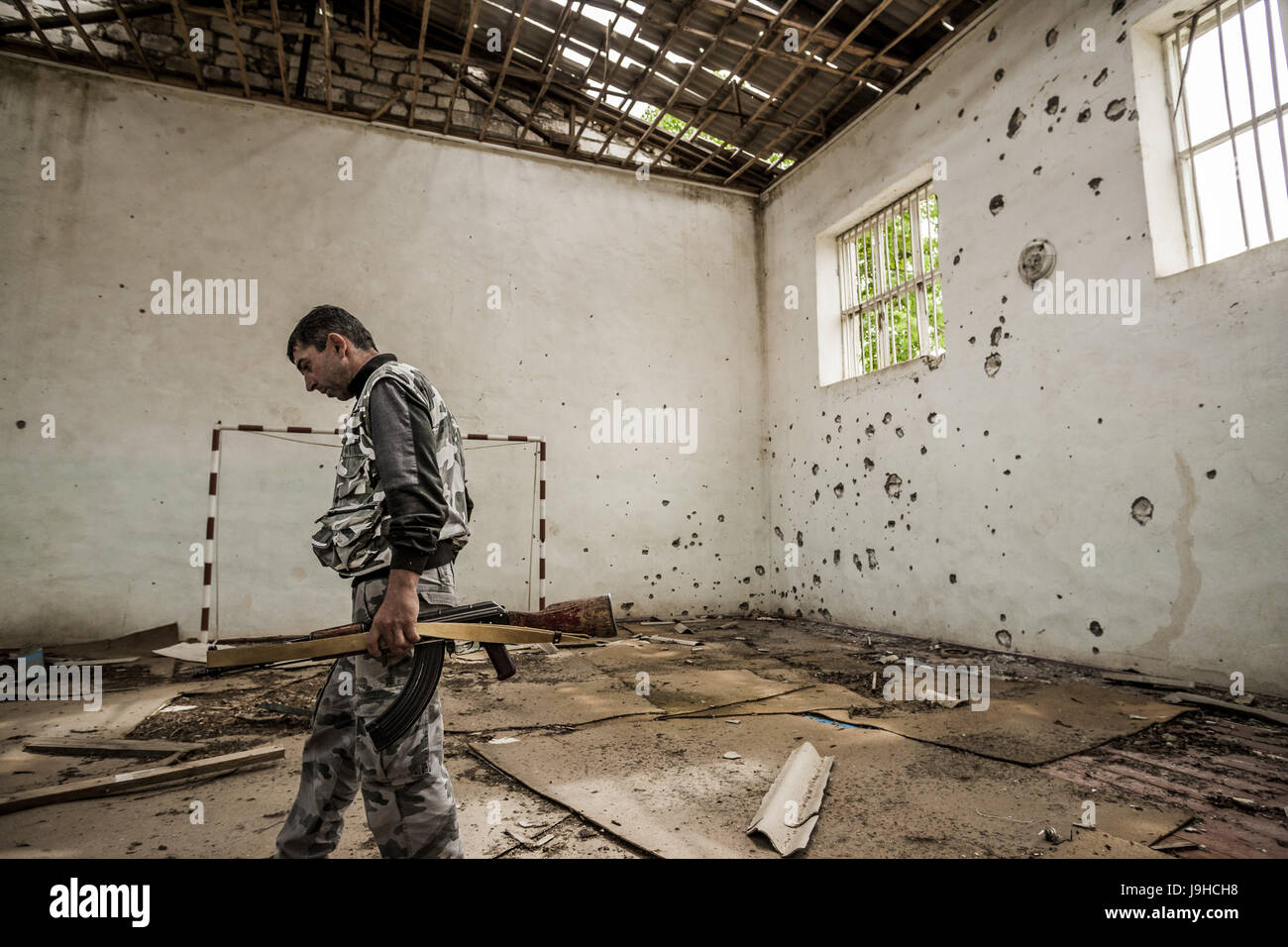 Das, Martakert, Berg-Karabach. 2. Juni 2017. Mitglied der Miliz von Nagorno Karabakh in das Dorf in der Turnhalle der das Schule, ab 2016 von aserbaidschanischen Armee beschossen. Bildnachweis: Celestino Arce/ZUMA Draht/Alamy Live-Nachrichten Stockfoto