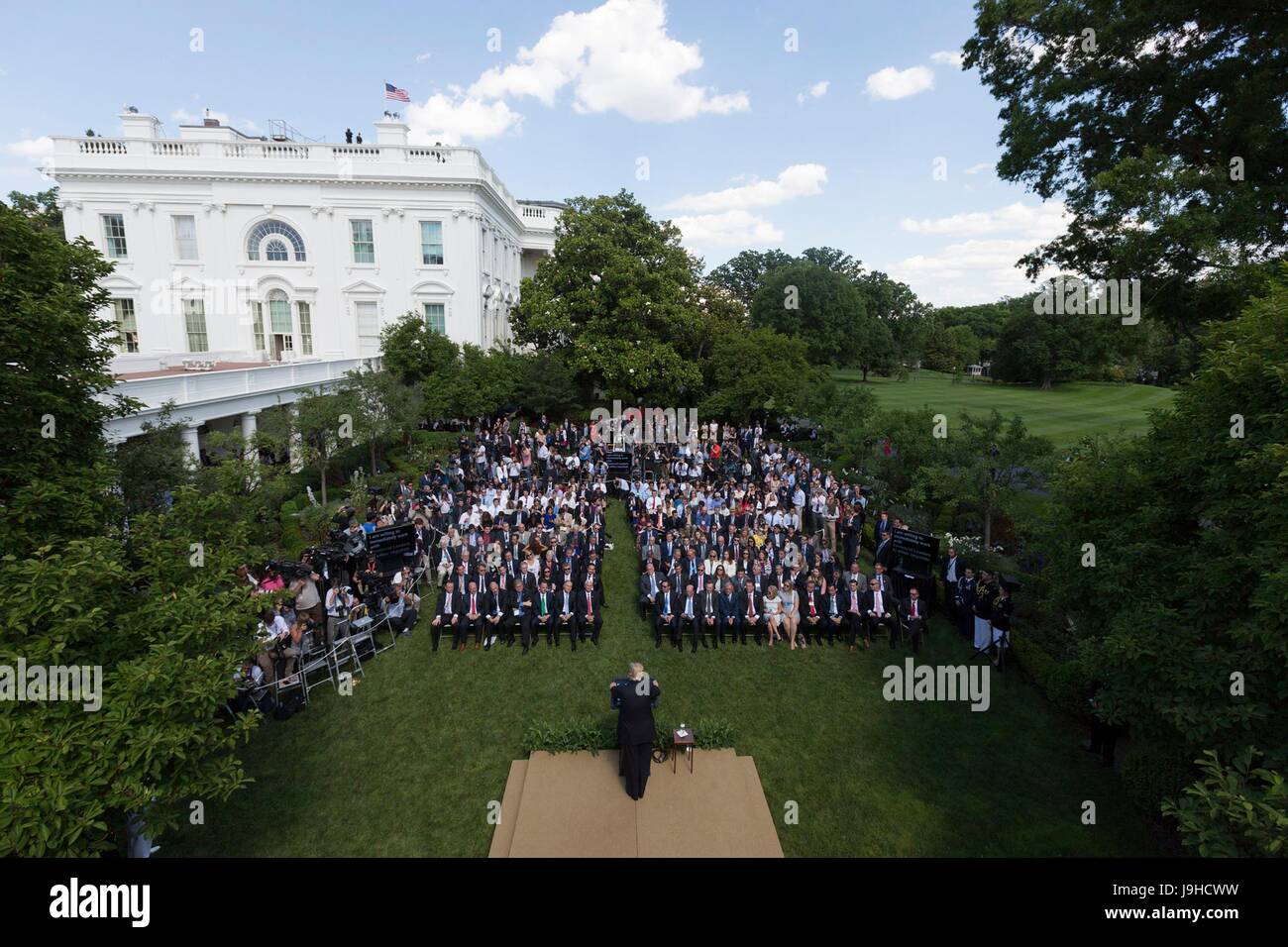 US-Präsident Donald Trump liefert seine Entscheidung zum Rückzug aus Paris-Abkommen zum Klimawandel in der Rose Garden des weißen Hauses 1. Juni 2017 in Washington, DC. Stockfoto
