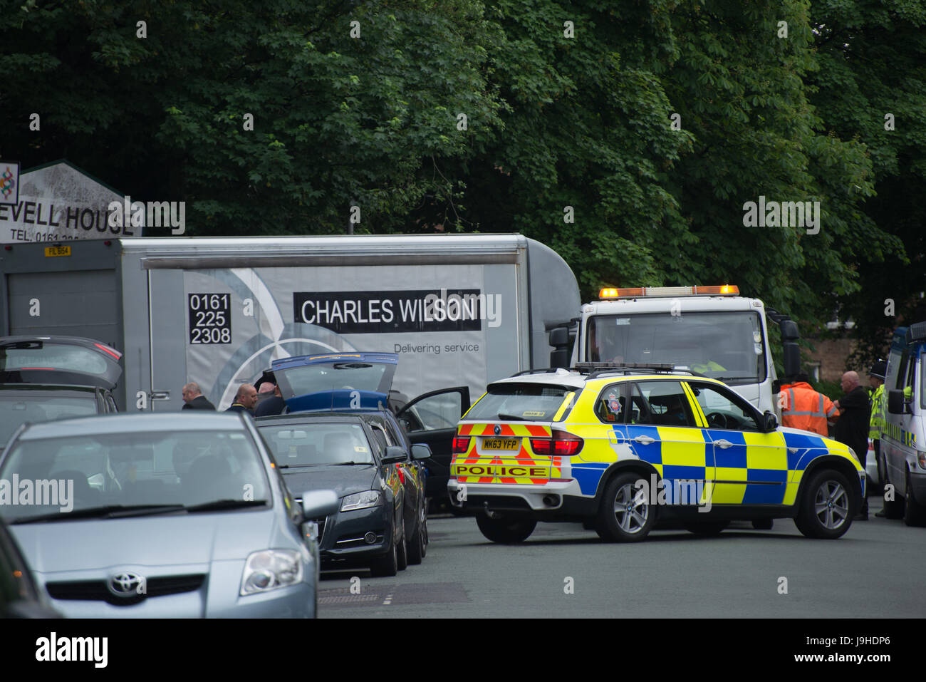 Manchester, UK. 2. Juni 2017. Ein van, geglaubt, um das verdächtige Fahrzeug enthalten, die Teil der Untersuchung in der Manchester Arena Explosion verlässt die Untersuchung-Szene in Manchester, Vereinigtes Königreich, Freitag, 2. Juni 2017. Polizei des Großraums Manchester behandeln die Explosion nach dem Ariana Grande-Konzert, das am 22.05.2017 in Manchester Arena stattfand, als ein Terroranschlag. Bildnachweis: Jonathan Nicholson/Alamy Live-Nachrichten Stockfoto