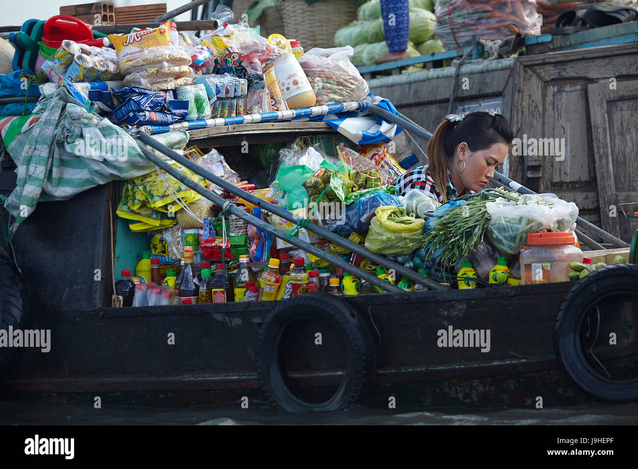 Kaufen Sie auf Boot am Cai Rang schwimmende Markt, Can Tho, Mekong-Delta, Vietnam ein Stockfoto