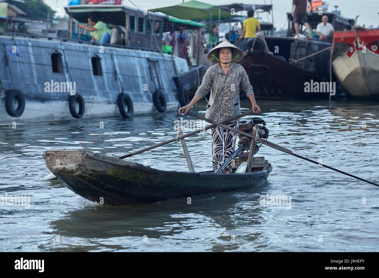 Frau in konische Hut auf Boot am Cai Rang schwimmende Markt, Can Tho, Mekong-Delta, Vietnam Stockfoto