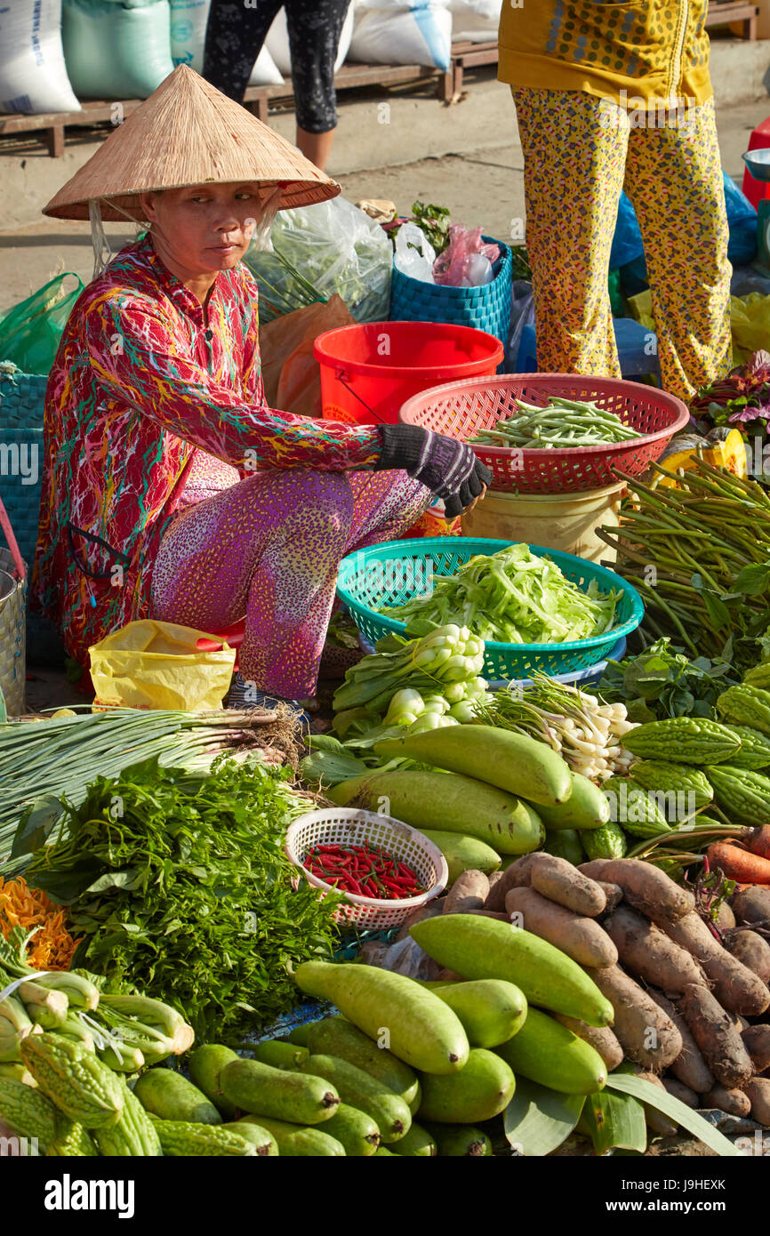 Frau verkaufen frische produzieren, Cho An Binh Markt, Can Tho, Mekong-Delta, Vietnam Stockfoto