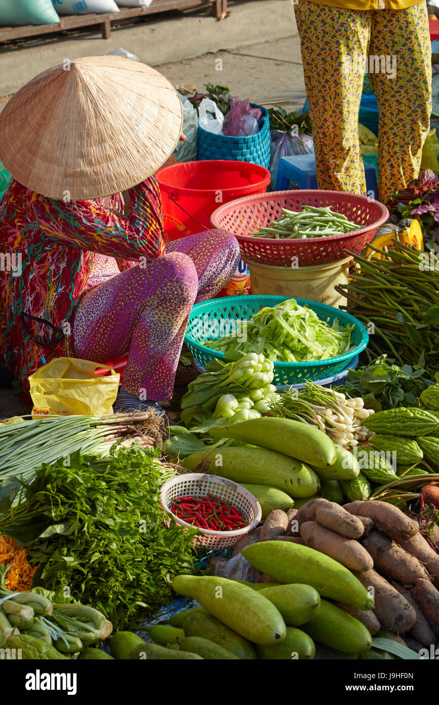 Frau verkaufen frische produzieren, Cho An Binh Markt, Can Tho, Mekong-Delta, Vietnam Stockfoto