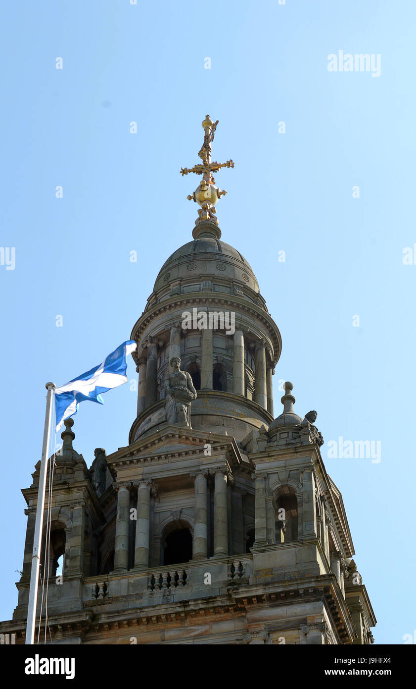 Die schottische Flagge, Andreaskreuz, fliegt auf die City Chambers, George Square, Glasgow, Schottland. Bei den Kommunalwahlen 2017 der schottischen Nation Stockfoto