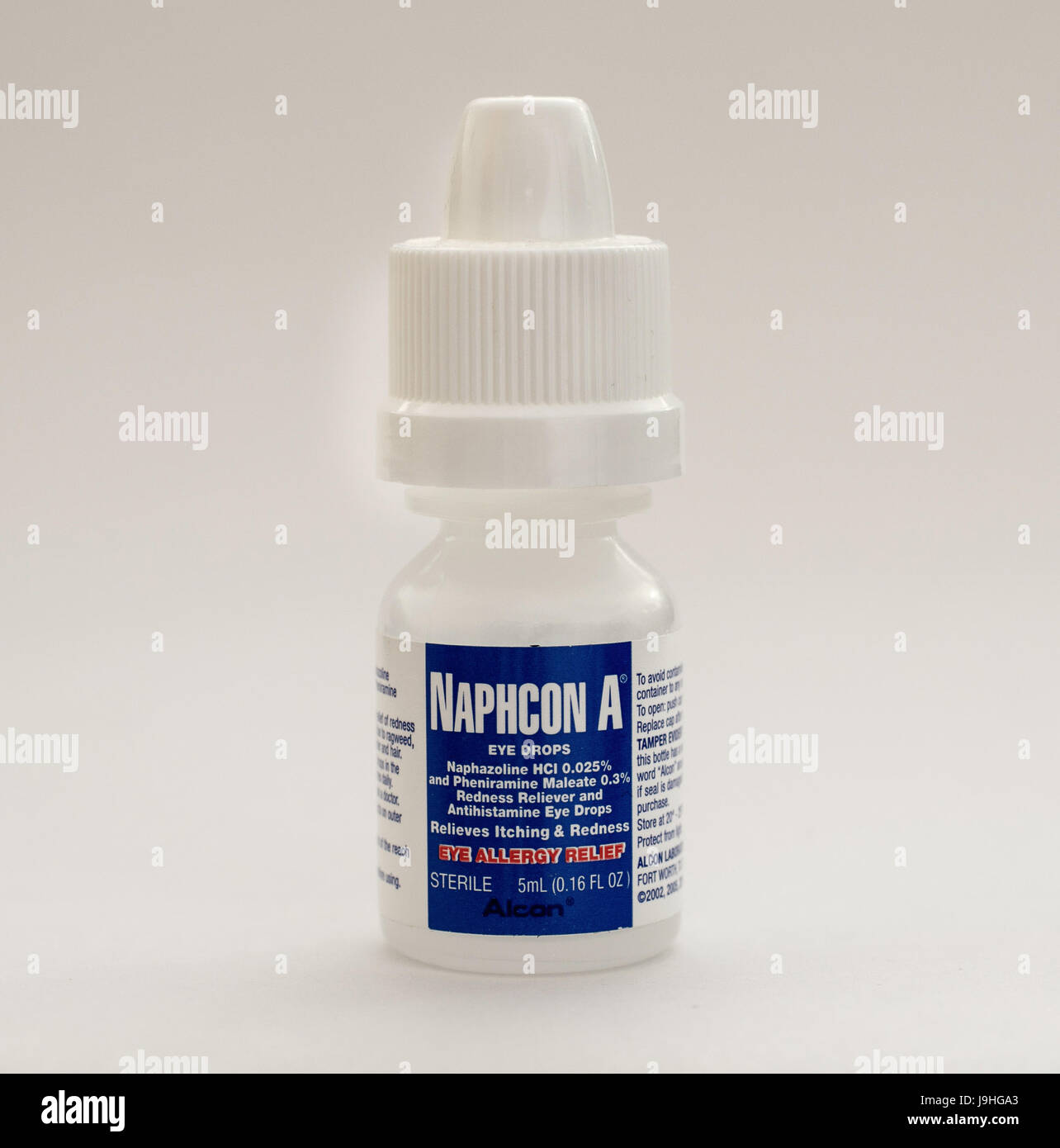 Flasche Naphcon ein Auge Tropfen steht gegen den weißen Hintergrund. Die Medizin hilft bei Allergie Symptome lindern. Stockfoto