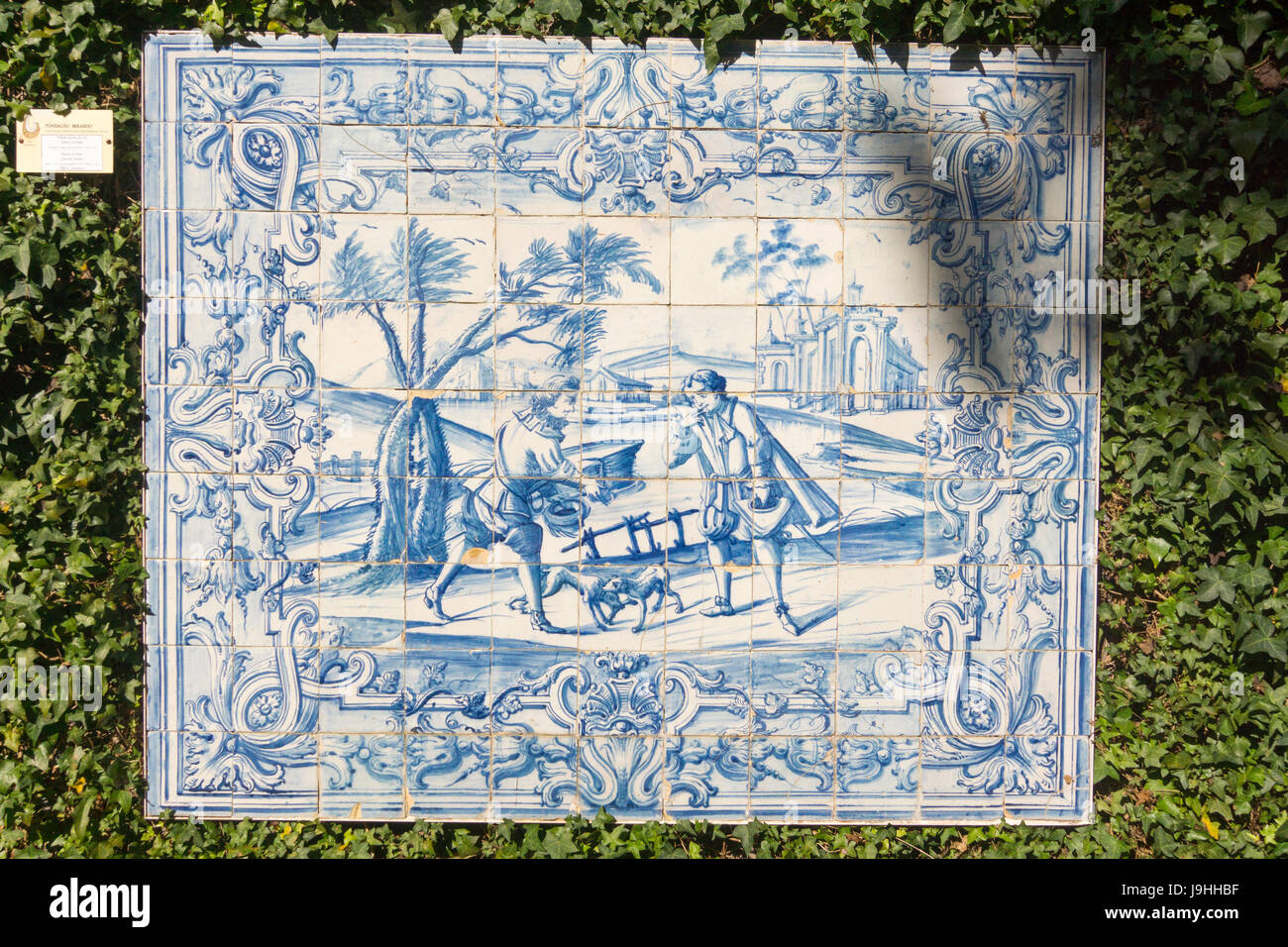 Ein Panel zeigt eine höfische Szene aus Lissabon, Portugal, in Monte Palace Tropical Garden, Funchal, Madeira Stockfoto