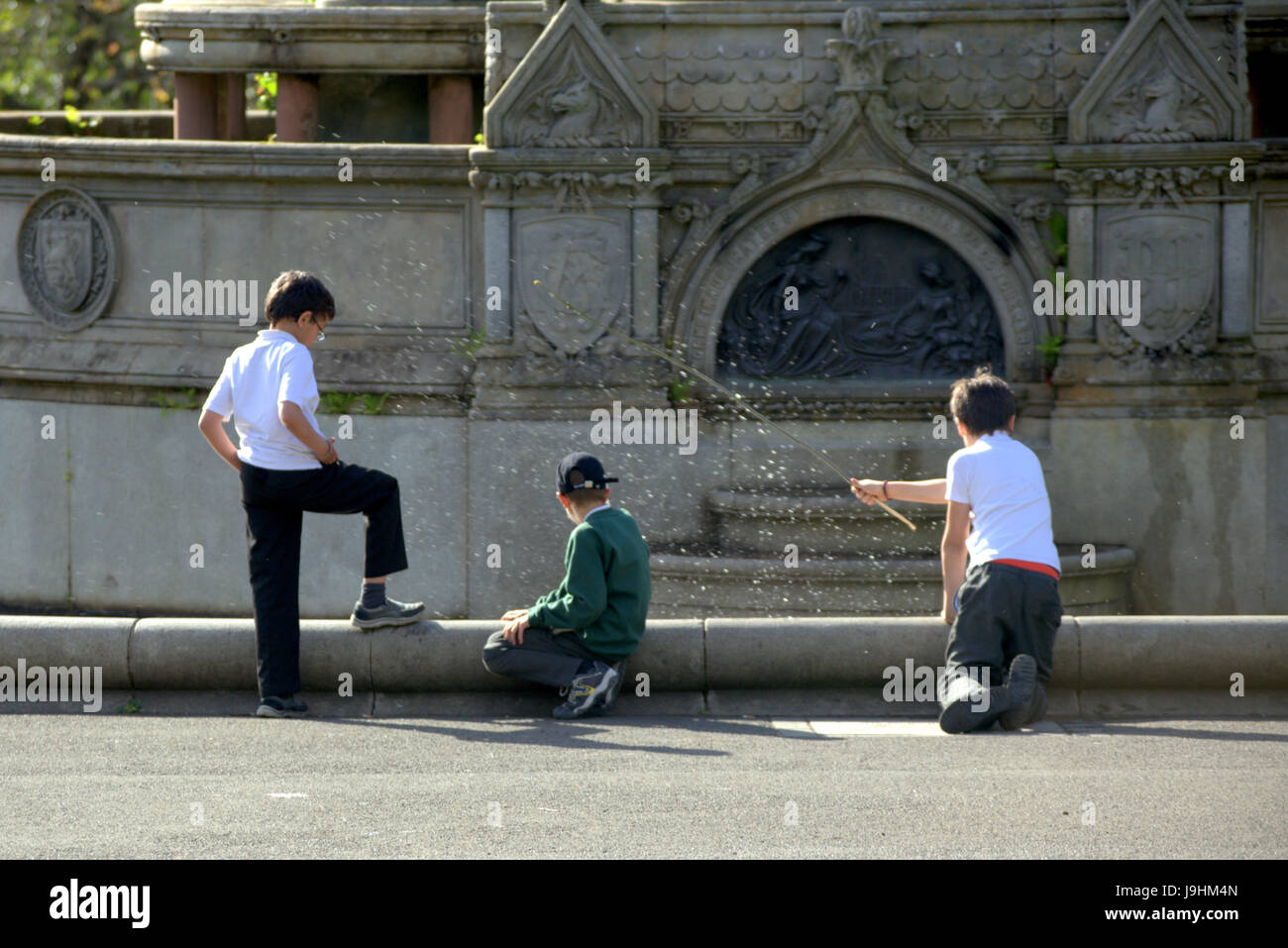 Glasgow Kelvingrove Park Szene Kinder auf der Stewart-Gedenkbrunnen Stockfoto