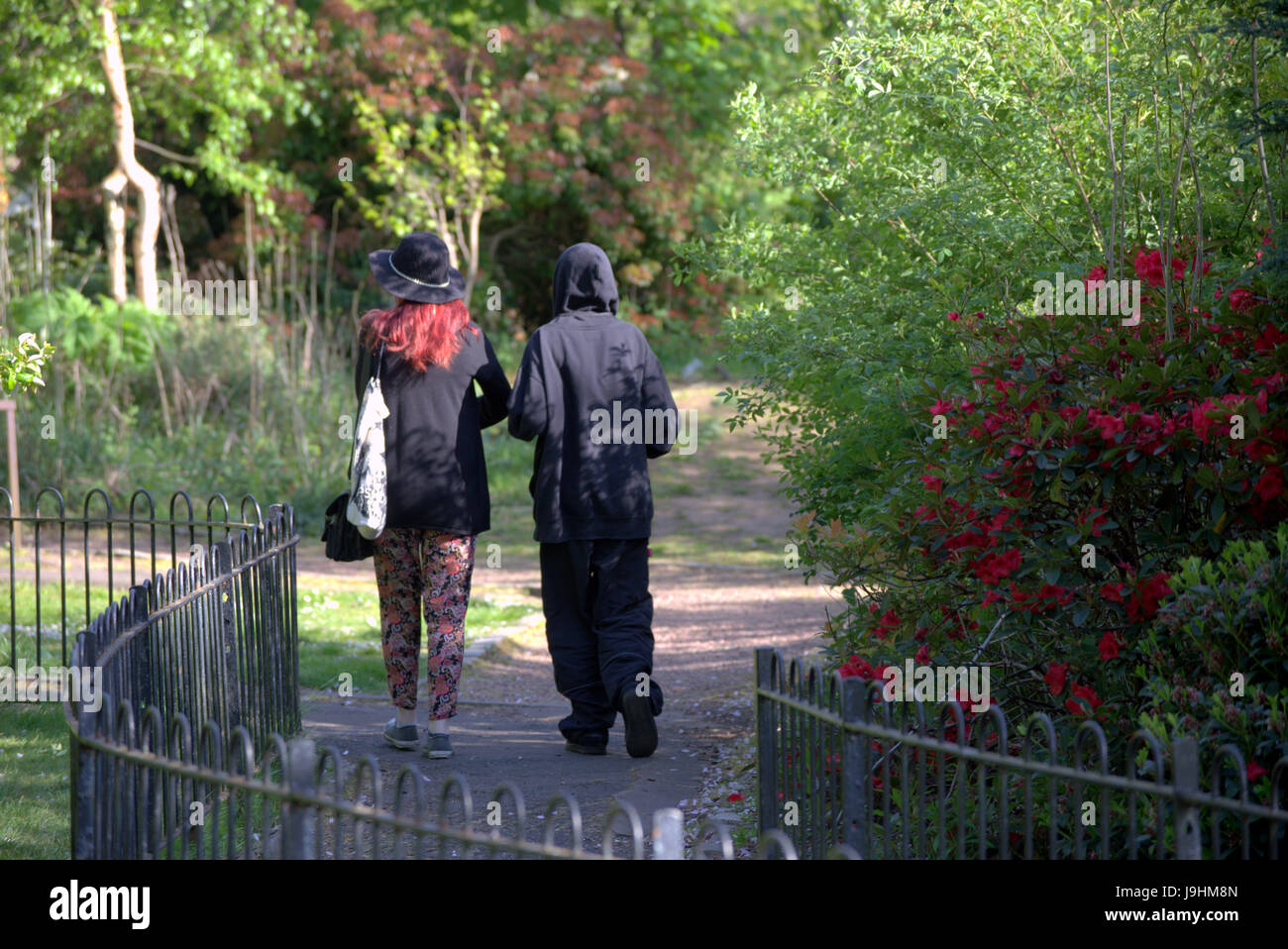 Glasgow Kelvingrove Park Szenen Paare Hand in Hand Stockfoto