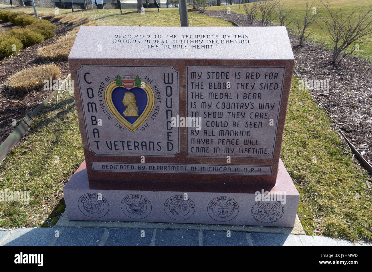 LANSING, MI - 26 März: The Combat Verwundeten Veterans Memorial, hier gezeigt am 26. März 2016, Ehren-Veteranen, die dem Purple Heart ausgezeichnet erhalten haben. Stockfoto