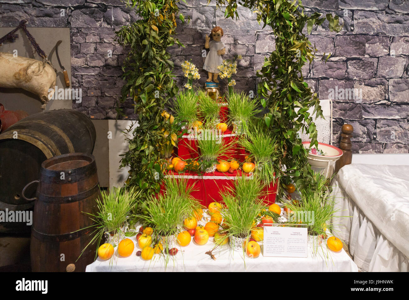 Eine typische Weihnachten anzeigen Curral Das Freiras, Madeira. Die drei Schritte stellen die Heilige Dreifaltigkeit und die Frucht wird als Dank angeboten. Stockfoto