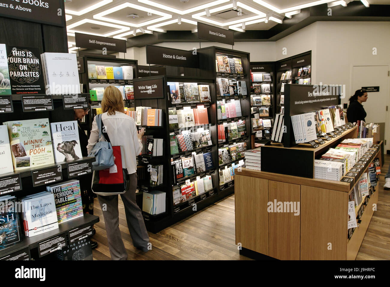 Die Menschen sind das Durchsuchen eines neu eröffneten Amazon Bücher lagern in Time Warner Center entfernt. Stockfoto