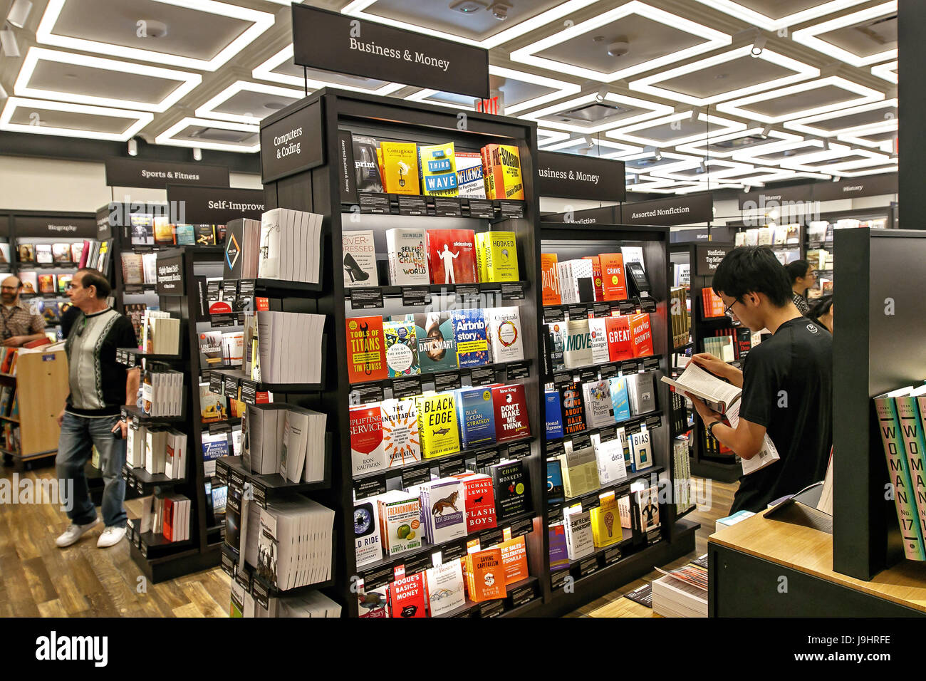 Die Menschen sind das Durchsuchen eines neu eröffneten Amazon Bücher lagern in Time Warner Center entfernt. Stockfoto