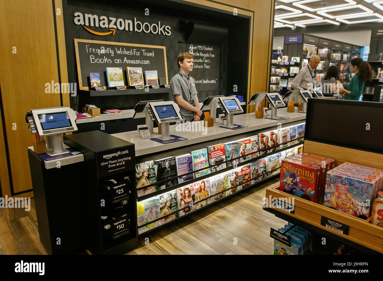 Sekretärin steht hinter der Kasse in einem neu eröffneten Amazon Bücher lagern in Time Warner Center entfernt. Stockfoto