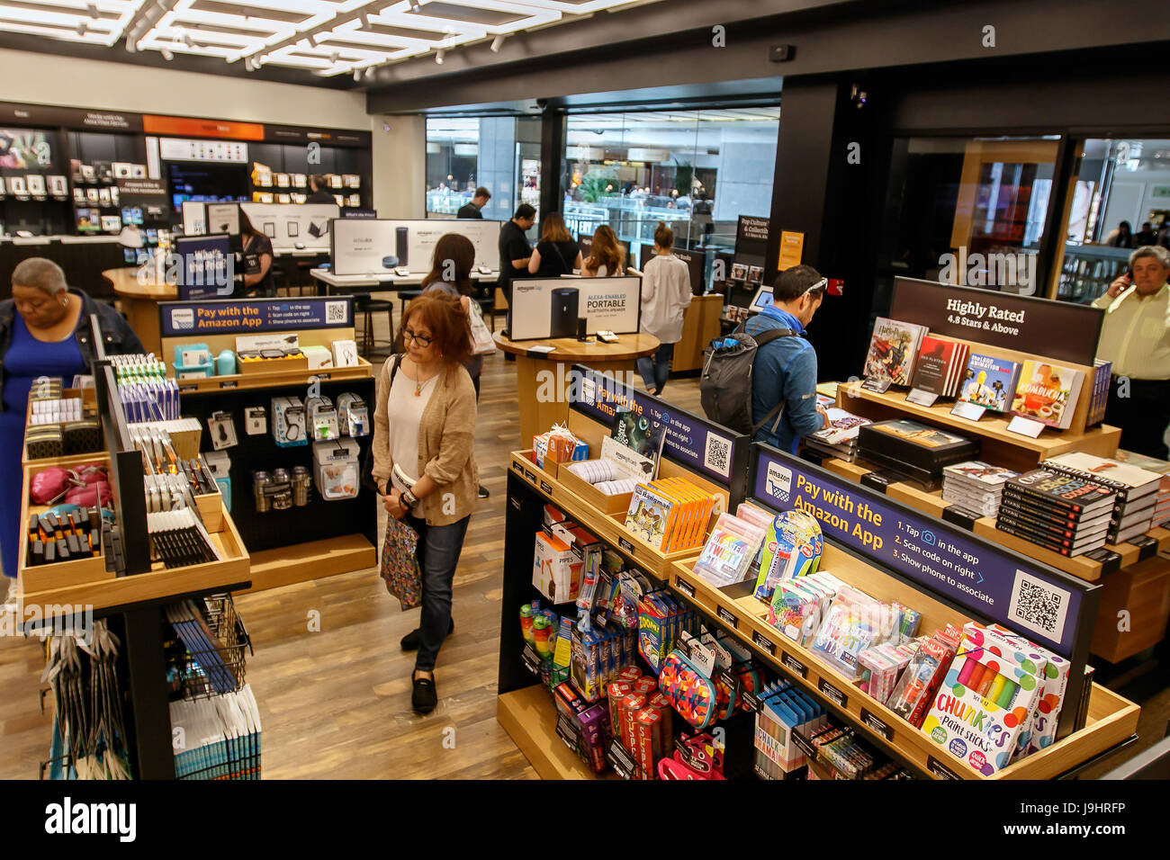 Die Menschen sind das Durchsuchen eines neu eröffneten Amazon Bücher lagern in Time Warner Center entfernt. Stockfoto