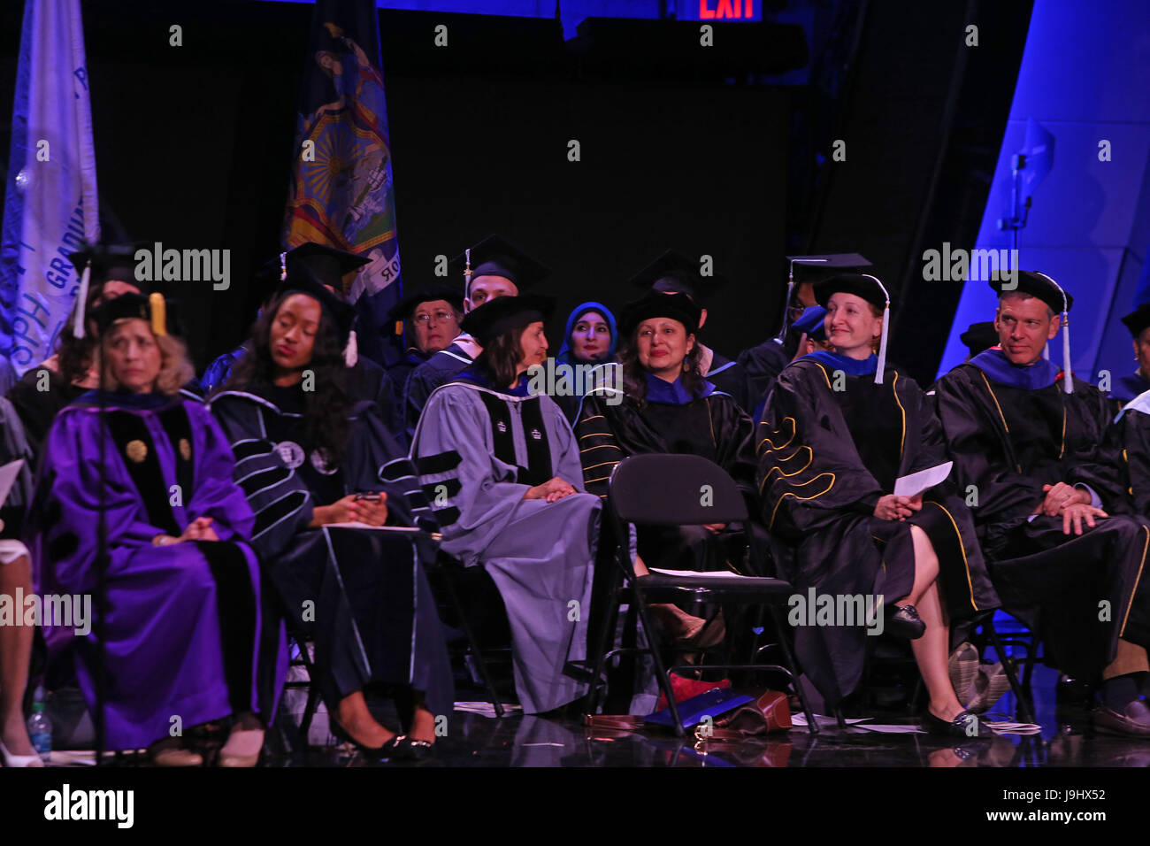 Nach mehr als einer Woche der Protest & Kontroverse CUNY School of Public Health Abschlussfeiern in Harlems Apollo Theater mit dem ehemaligen Präsidenten von den Arab American Association of New York, Linda Sarsour, mit einer mitreißenden Keynote-Rede gehalten. Neben Frau Sarsour, Frau Bürgermeister Bill de Blasio, Chirlane McCray erhielt Ehrendoktorwürde für ihre Arbeit in psychiatrischen & NYC-Kommissar für Gesundheit, Mary Travis Bassett wurde als der Dekan Champion of Public Health Award ausgezeichnet. Im Außenbereich statt mehrere Dutzend Demonstranten pro & contra Positionen vertreten entlang 125th Street, Vigil. (Foto: Stockfoto