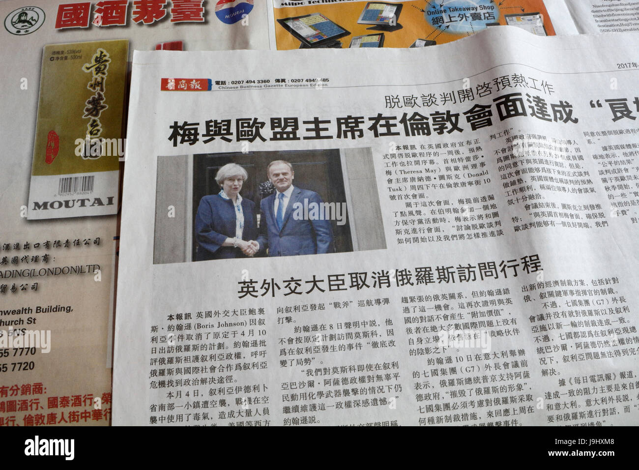 Theresa May und Donald Tusk in chinesisch Zeitungsartikel, chinesischsprachige Gemeinschaft großbritannien Stockfoto