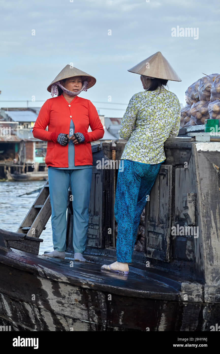 Frauen in konische Hüte auf Boot am Cai Rang schwimmende Markt, Can Tho, Mekong-Delta, Vietnam Stockfoto