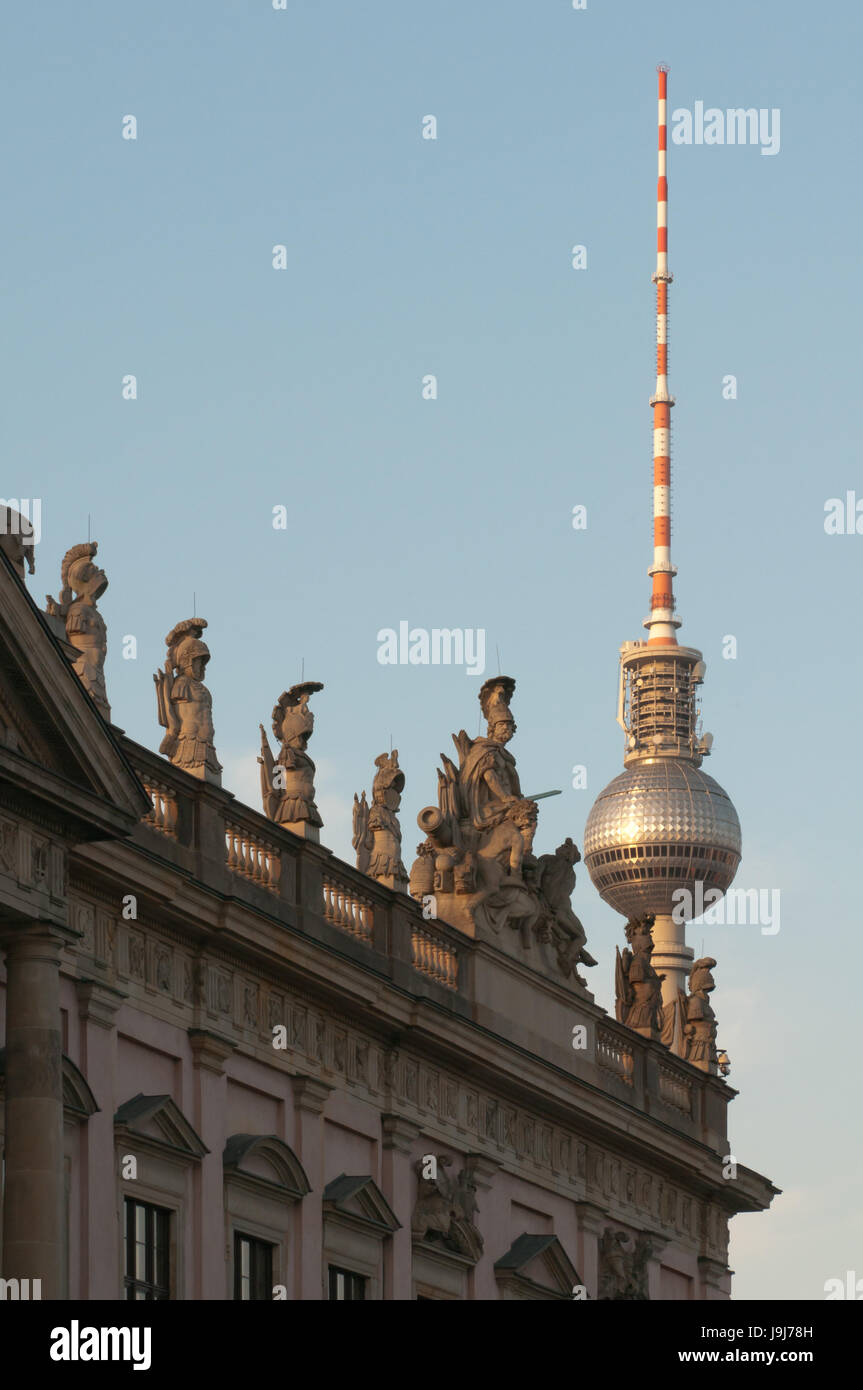 Deutsches Historisches Museum Berlin und Fernsehturm Stockfoto