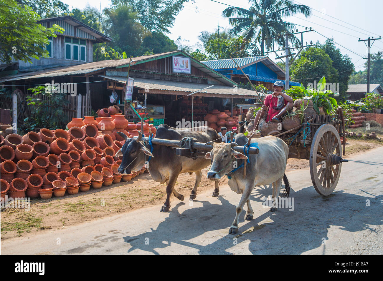 Myanmar, Provinz Pegu, Seite Keramik Shop und Tradtional Straßenauto Stockfoto