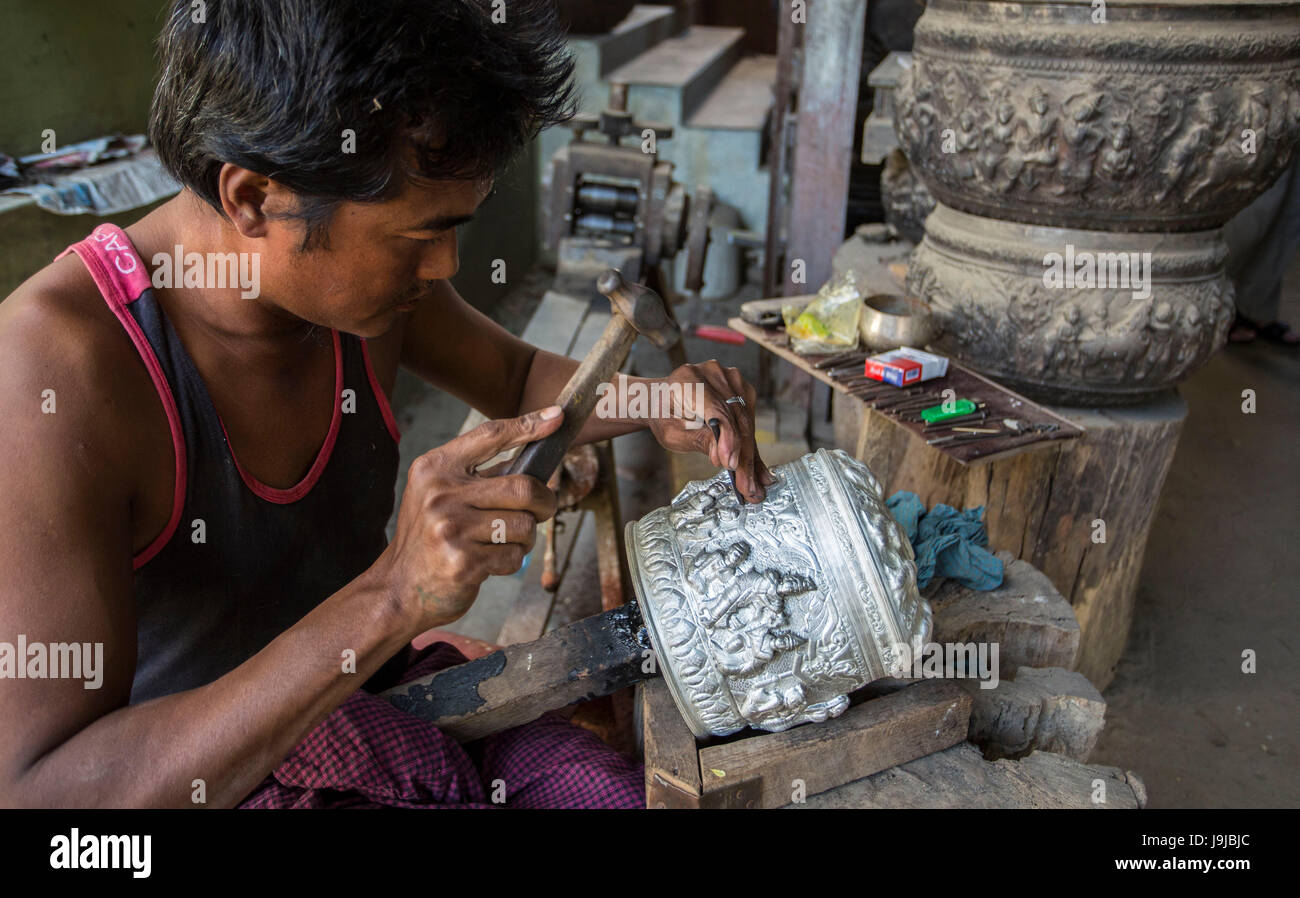 Myanmar, in der Nähe von Mandalay, Sagaing Stadt Handwerker bei der Arbeit Stockfoto