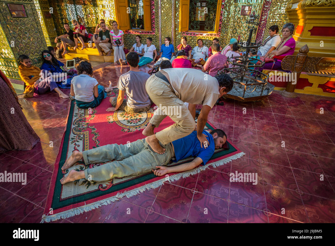 Myanmar, Mandalay City, Mandalay Hill, Sutaungpyei Pagode, traditionelle massage Stockfoto