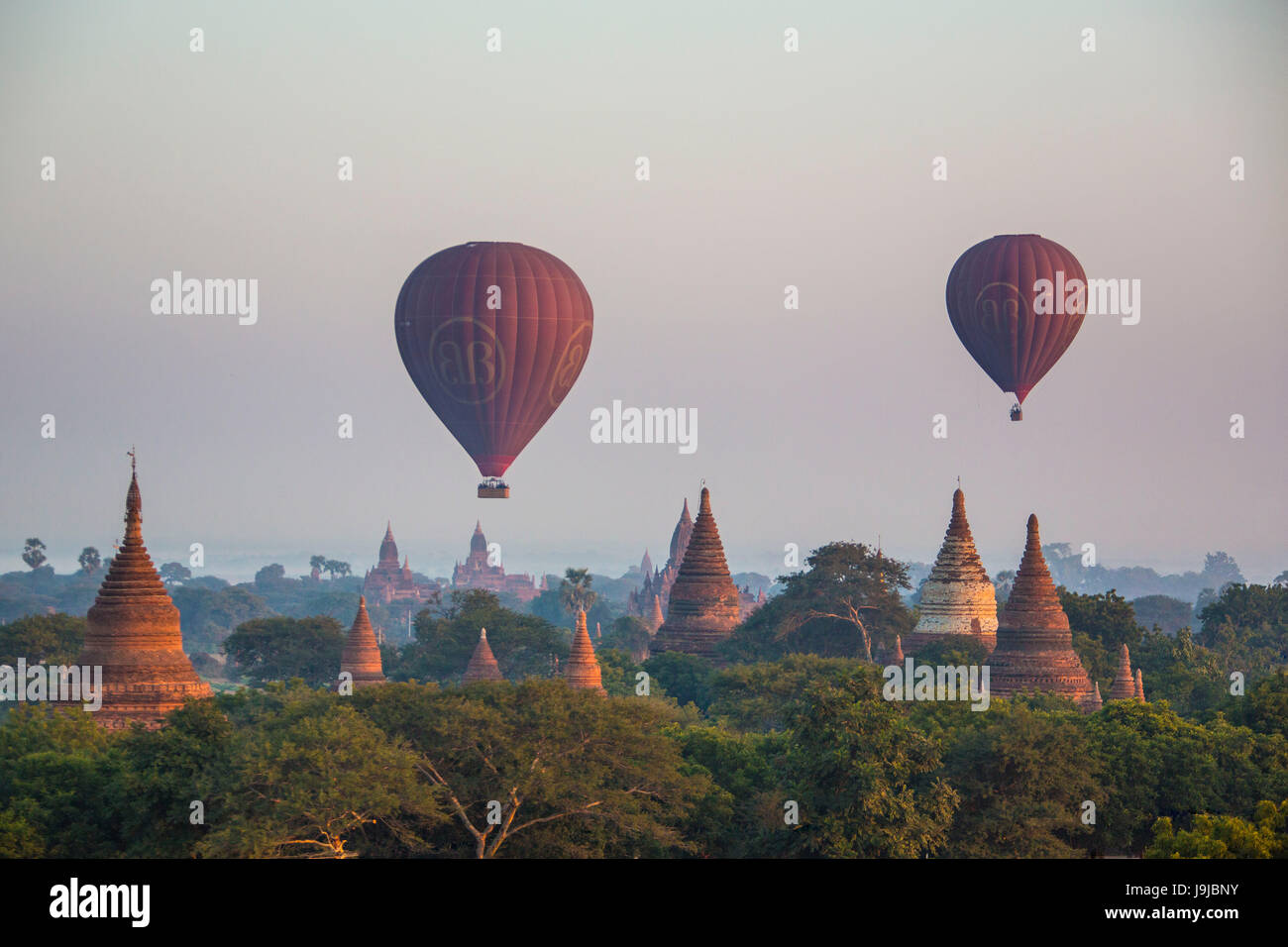 Myanmar, Provinz Mandalay, Bagan Stadt Ballons bei Sonnenaufgang über Bagan Stockfoto