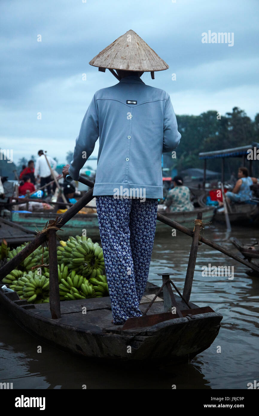 Frauen auf Booten bei Phong Dien Floating Market, in der Nähe von Can Tho, Mekong-Delta, Vietnam Stockfoto