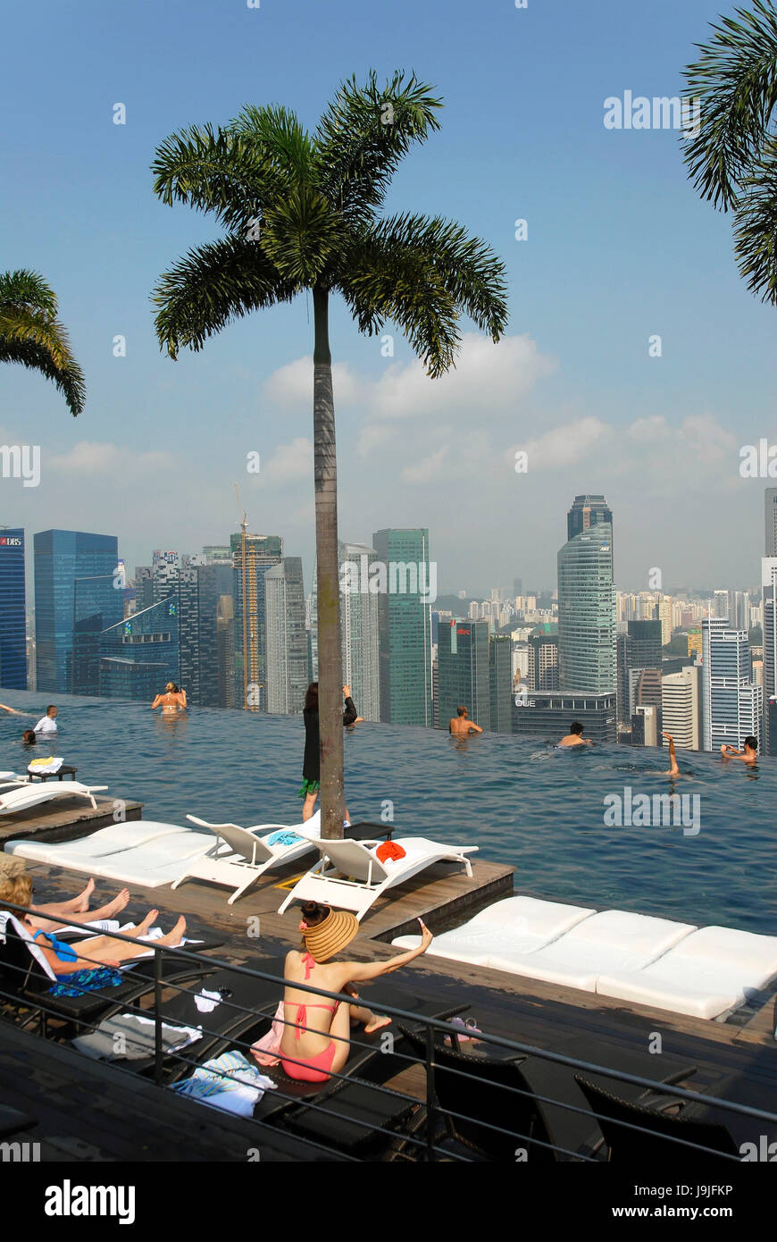Singapur, Marina Bay, Marina Bay Sands Hotel eröffnete im Jahr 2010, entworfen vom Architekten Moshe Safdie SkyPark mit der Infinity-Pool und Blick über den Central Business District, 191 Meter über dem Boden Stockfoto