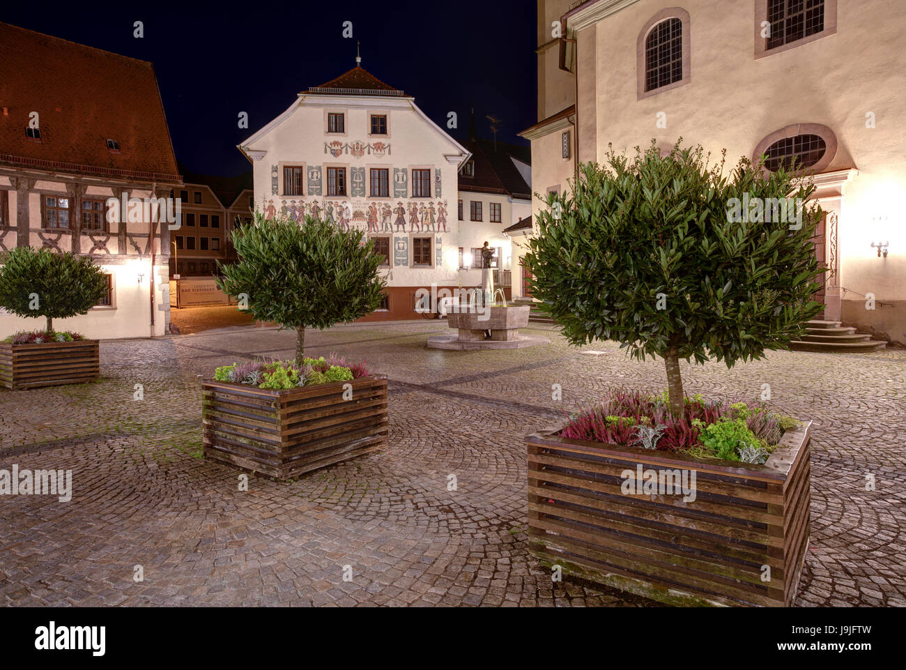 Ansicht des Rathauses am Zunfthaus, Stadtbibliothek, St. Jakobuskirche, Rathausplatz, blaue Stunde, Bad Kissingen, Franken, Bayern, Deutschland, Europa Stockfoto