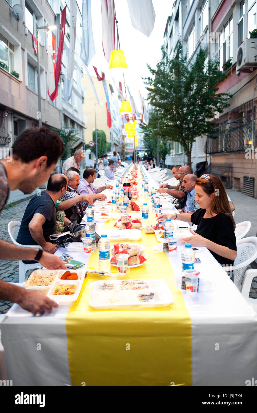 Nachbarn brechen ihre Ramadan Fasten zusammen, Istanbul, Türkei Stockfoto