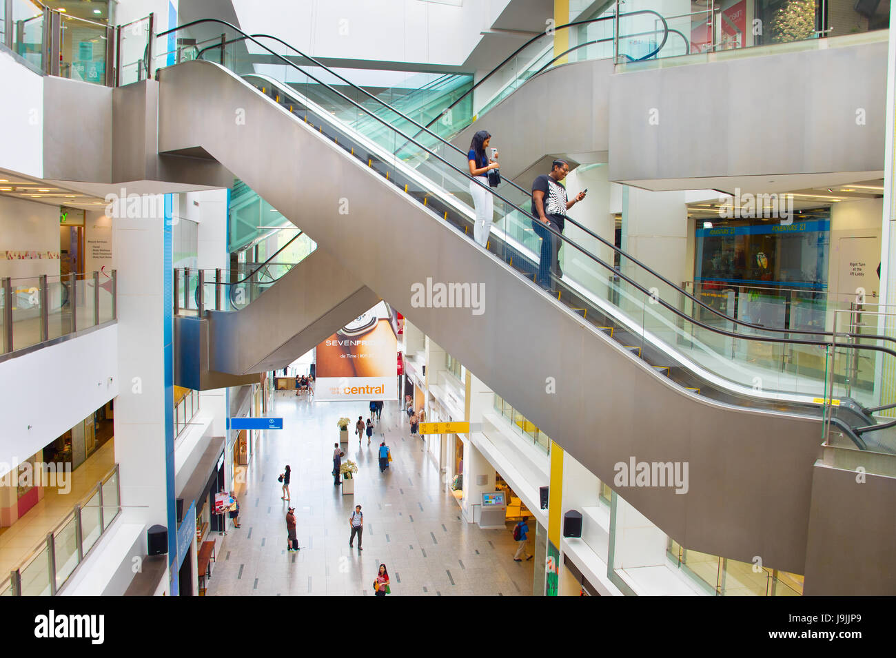 Singapur - 15. Februar 2017: Menschen bei zentralen Boat Quay Shopping-Mall in Singapur. Das urban chic Clarke Quay Central ist Heimat von mehr als 150 excitin Stockfoto