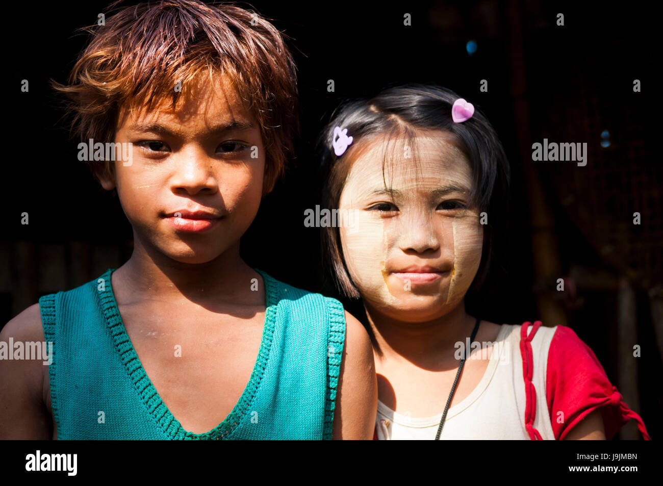 Dorf auf der anderen Seite von Pathein des Flusses, Kinder vor einem Haus Stockfoto