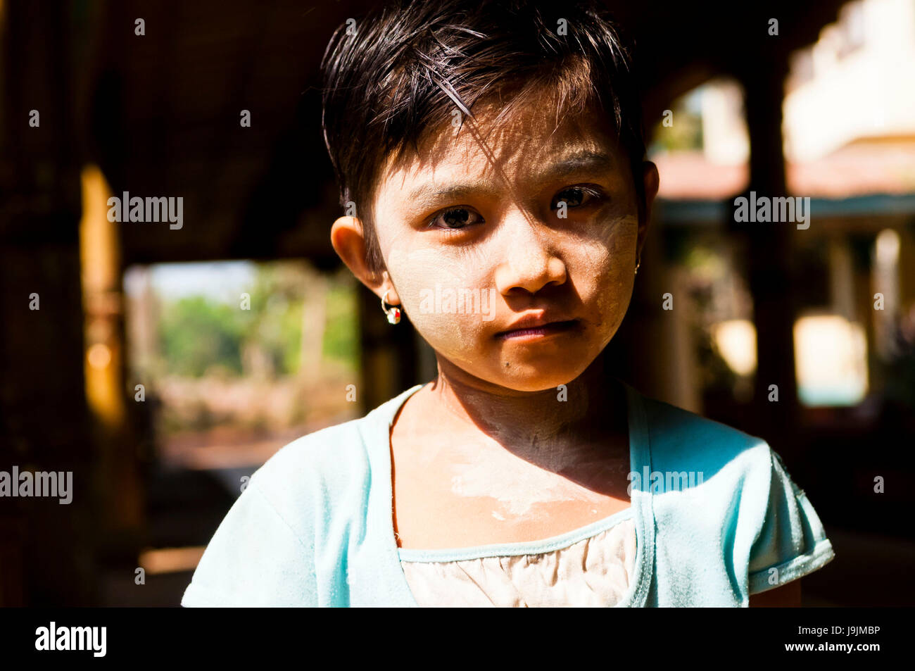die Kha Khat Kyaung Kloster mit einem Mädchen Stockfoto