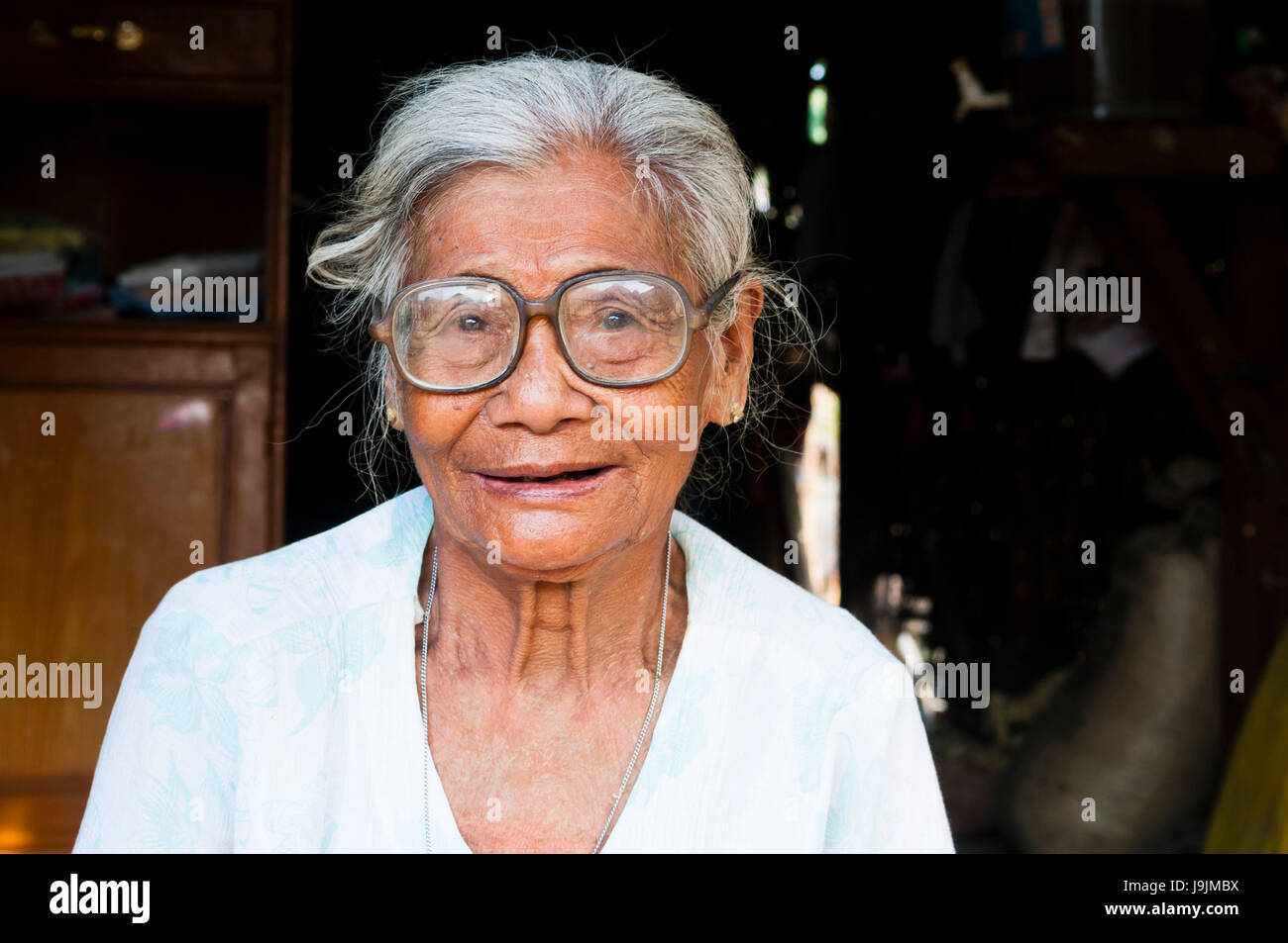 alten burmesischen vor ihrer Wohnung Stockfoto