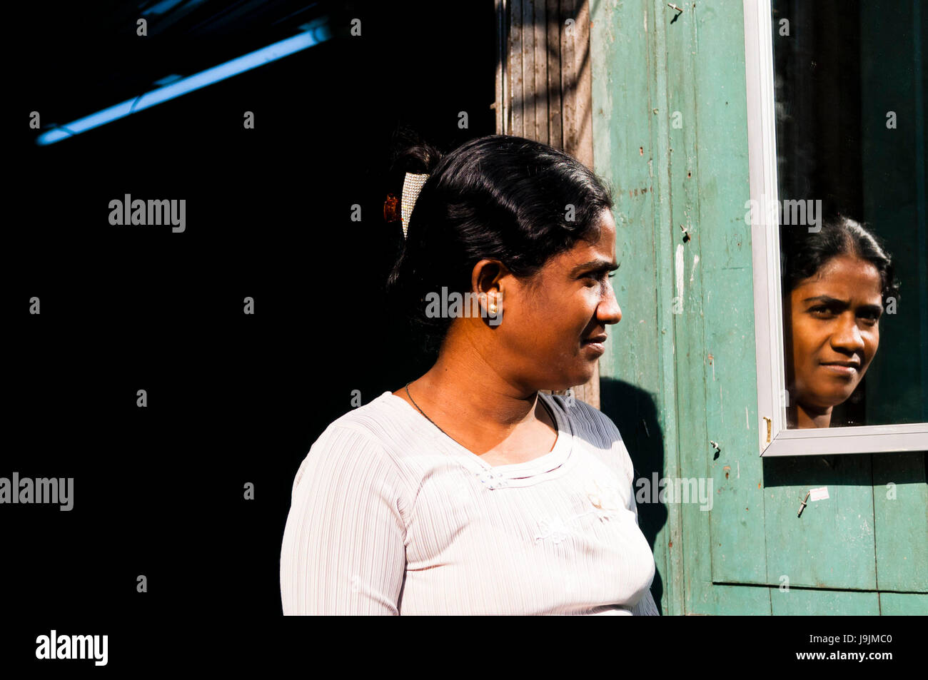 Frau in einen Eingang in der Bogyoke Aung San Straße Stockfoto
