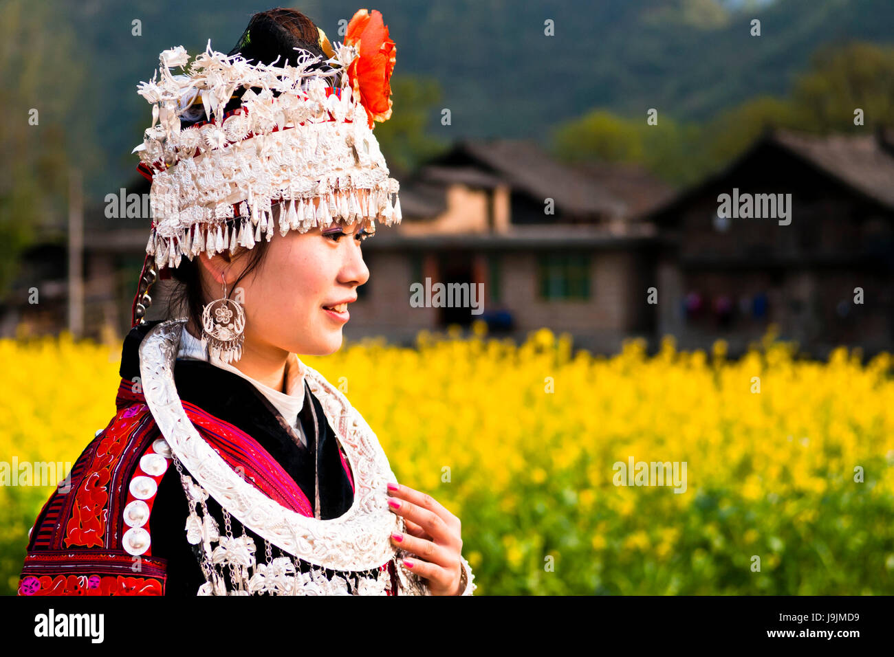 China - Shidong, Miao Frau an die Schwester Mahlzeit Stockfoto