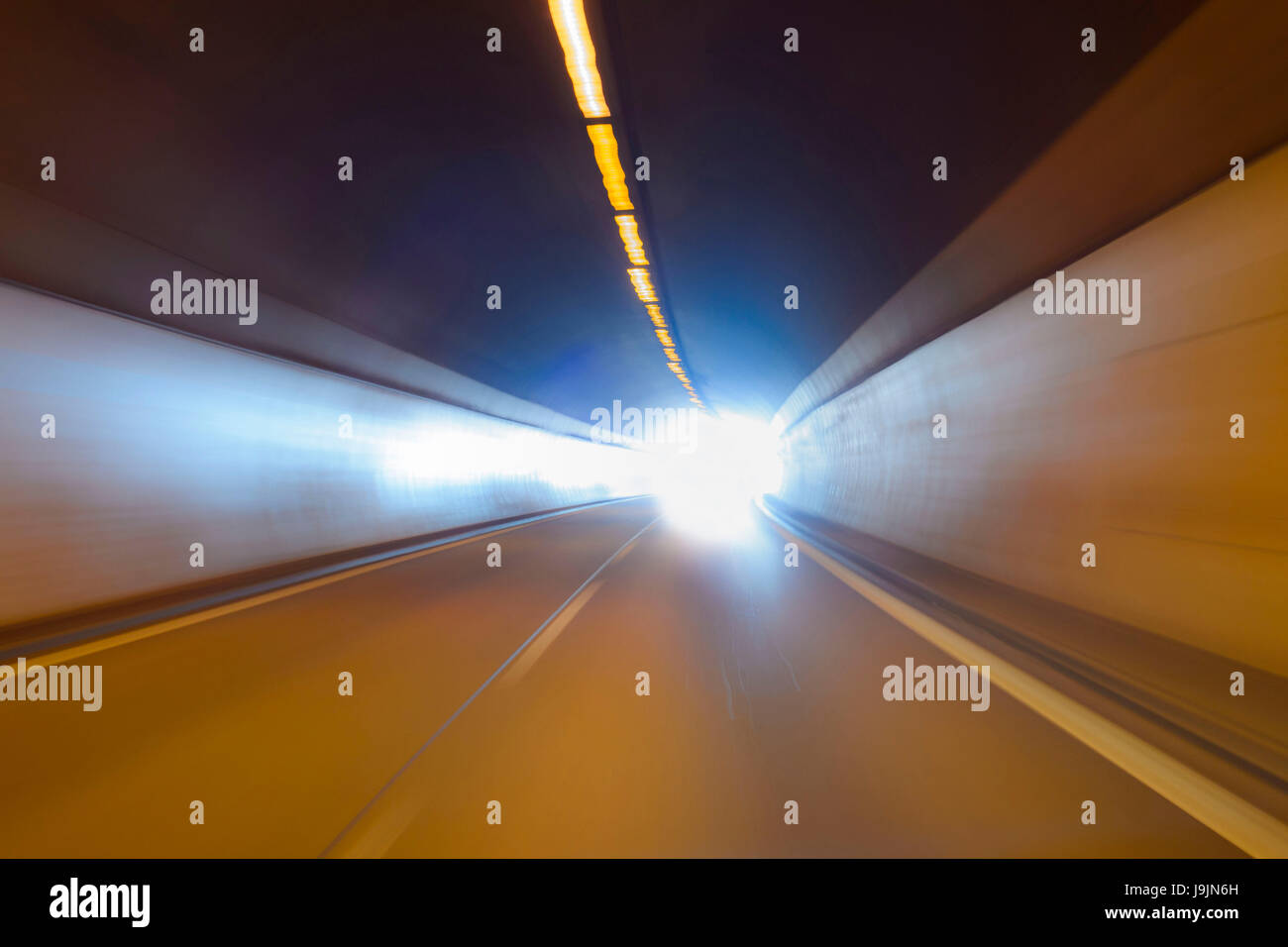 Fahren Sie durch Straße Tunnel, Österreich Stockfoto